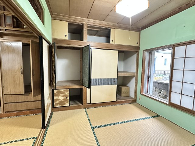 壁一面に大容量の押し入れと天袋、便利な収納棚を備えた和室です。お布団や季節物、家族の衣類もすっきり片付きます。隣の和室と繋げて広々使えば、荷物の多いご家庭も安心の主寝室に最適です。