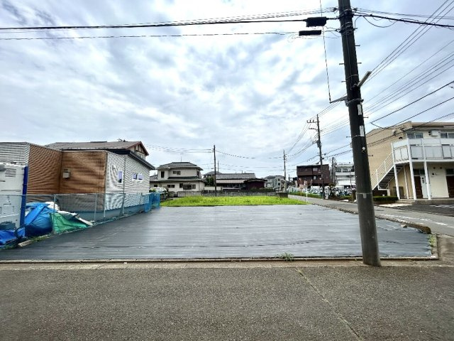 北側前面道路より外観を撮影しております。　様々な建築プランに対応可能な敷地面積約50坪でございます。