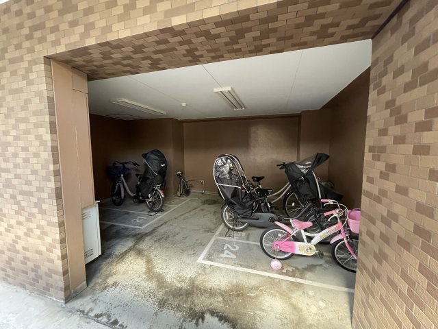 屋根付きの駐輪場で、サビや汚れの心配も不要。　