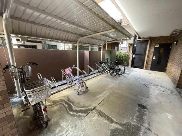 屋根付きの駐輪場で、サビや汚れの心配も不要。　