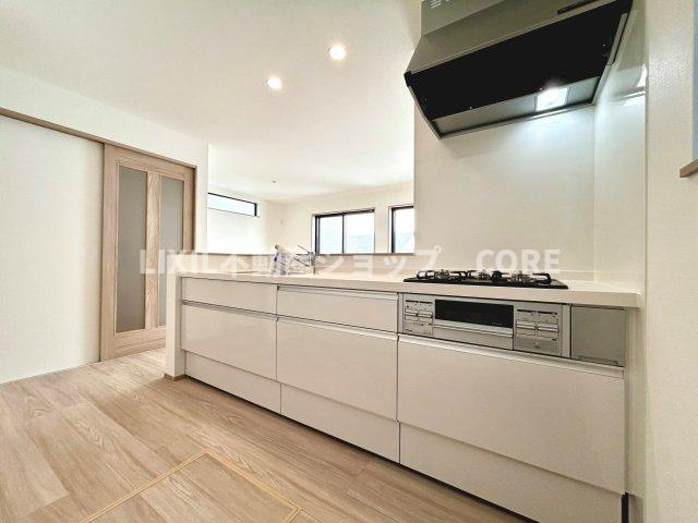 カウンターキッチンはリビングを見渡せるので、お料理番組やドラマを見ながら作業ができます。