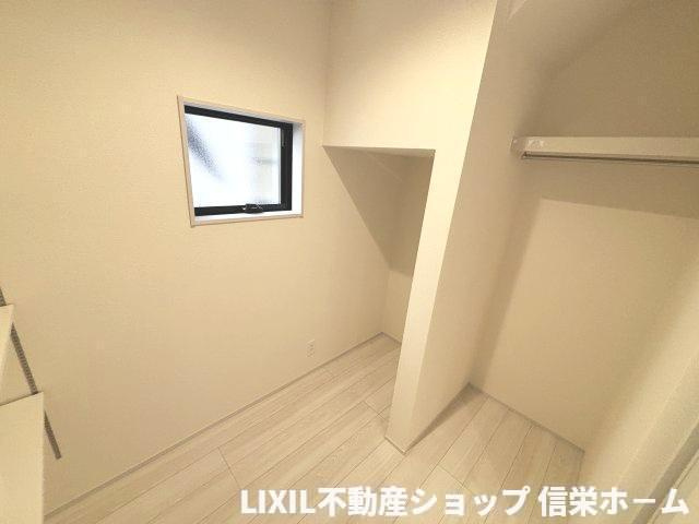 服を掛けられるラック付き