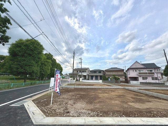 全10区画　　間取り・外観・設備まで自由にプランニング可能。暮らし方に合わせた住まいをご提案できます。花田小学校まで徒歩約4分(270ｍ)、毎日の通学がしやすい住環境です。