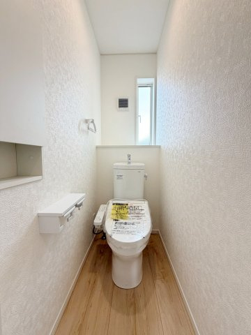 ウォシュレット機能付きトイレです。タオルリングやペーパーホルダーも完備です。
