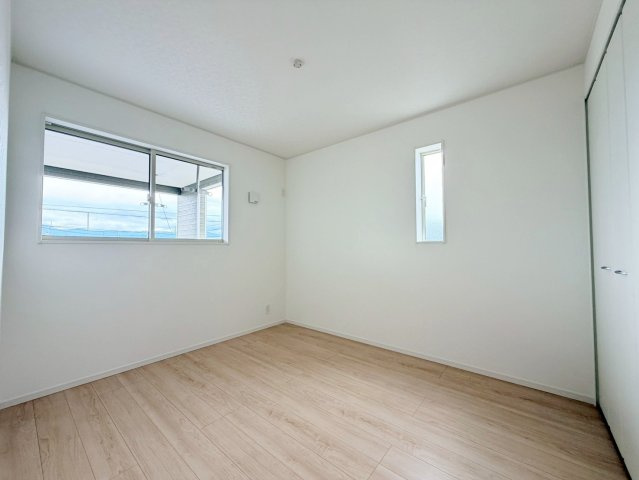 子ども部屋に好適なお部屋。内装が明るい色なのでお好みのお部屋にできます。