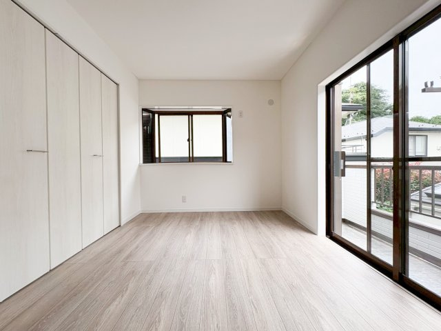 二面採光で明るい洋室です