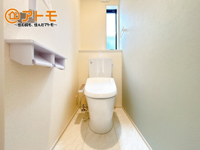 窓があり換気もすぐにできる、清潔感のあるトイレです♪