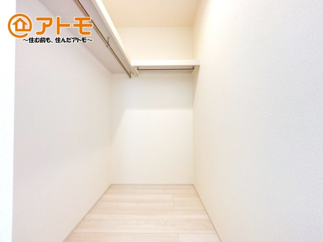 ハンガーパイプ付きのウォークインクローゼットは季節ものなどを収納することができて便利です♪