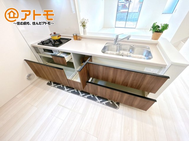 対面タイプならキッチン内にいながらご家族やお客様との会話が楽しめます♪