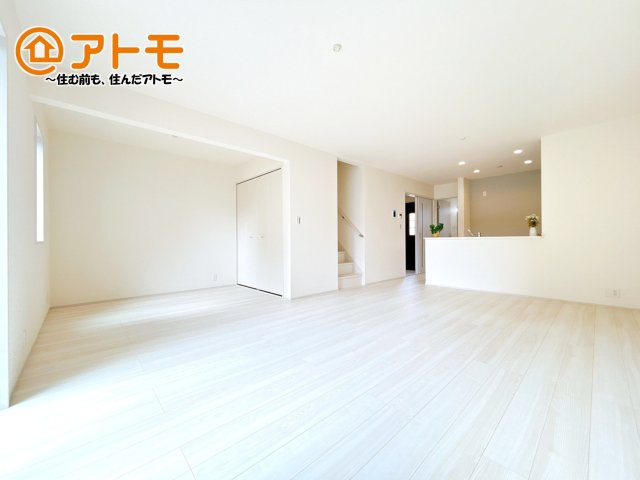 家族団らんのイメージは、リビングを思い浮かべませんか？リビングこそ広々とした空間が良いですね♪