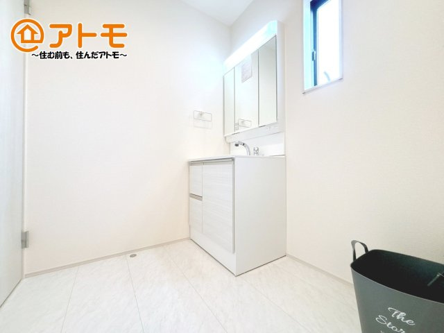 洗面所って朝に混み合いませんか？広々とした脱衣所、3面鏡の独立洗面台で朝の時間を少しお手伝い♪