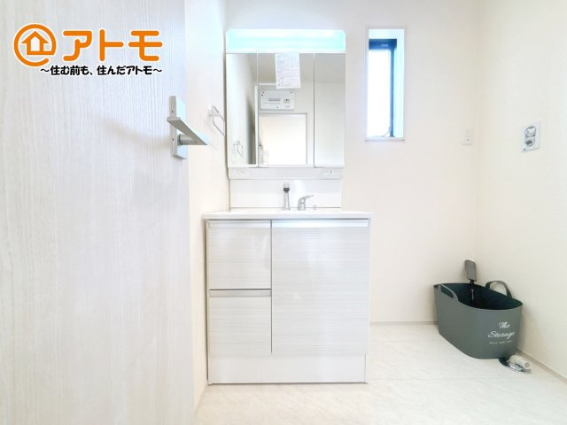 収納豊富な3面鏡の洗面化粧台は使い勝手良好♪