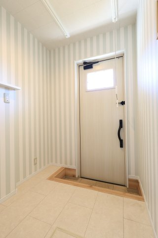 ランドリースペースからそのまま外へ出られるため、洗濯動線がとても快適。　毎日の家事が少しラクになる便利な配置です。