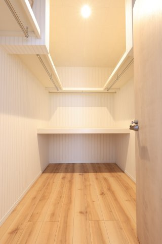 大容量のウォークインクローゼット付きで、衣類や季節物もすっきり収納。　お部屋を広々と使える、ゆとりある暮らしが叶います。