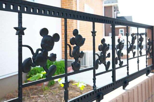 外観のアクセントとなるデザインフェンスを採用。　住まい全体の印象を明るくし、訪れる人にも好印象を与えます。