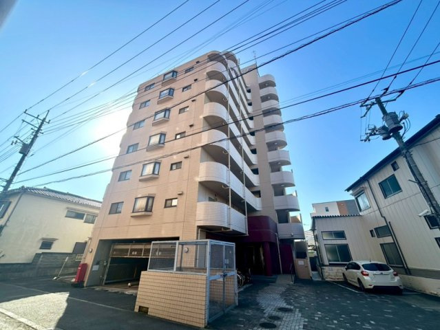 ＲＣ造は、鉄筋とコンクリートを一体化させた構造材を柱や梁などに用いる構造です。耐震性や耐久性にすぐれています。