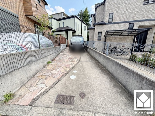 収納付きでスッキリお使い頂ける3面鏡の洗面台がございます。洗面室には室内洗濯機置場もございますので、天候に左右されず洗濯していただけます。