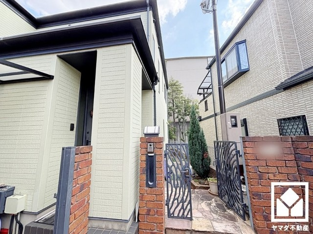 キッチン横にはテラスへ続く勝手口があり、換気やゴミ出しなどに便利です。昼間は手元が明るく、お料理がはかどります。