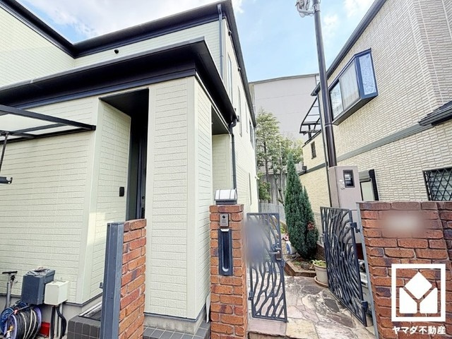 キッチンには床下収納もございます。災害時の非常食や食料品のストックなどを保存できます。