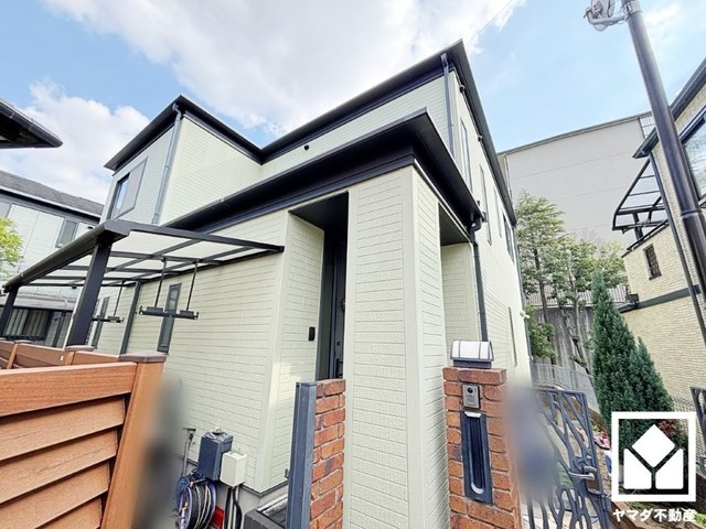 浴室暖房乾燥機付き。真冬の寒い浴室を暖かく、また雨の日の洗濯物の乾燥にと多用途に活躍する機能です。