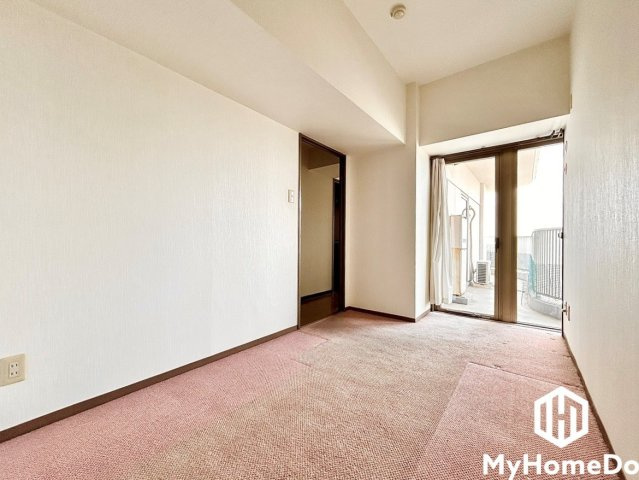 バルコニーにつながるお部屋で、通風・陽当たり良好。