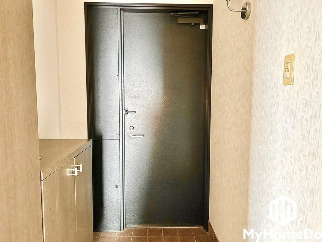 大容量の玄関収納で家族の靴もきれいに収まり、玄関はいつでも広々快適に収納できます。