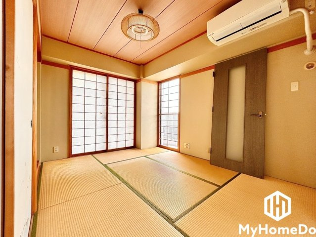 リビングに隣接する落ち着きのある和室は、寛ぎのひとときに最適。扉を開ければ広々とした一体感、閉めればプライベート空間として使える多用途な魅力が詰まっています。
