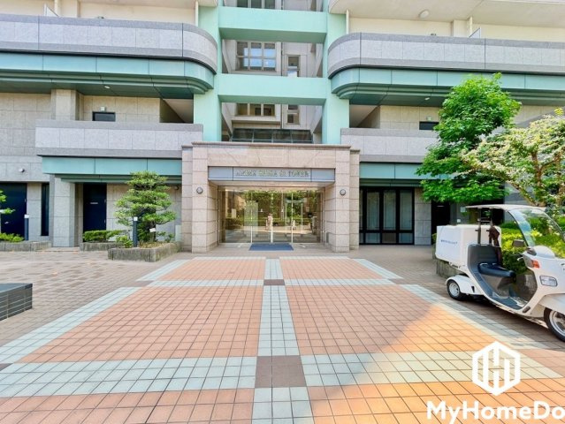 緑に囲まれたエントランスが、都心の喧騒を忘れさせる。自然と調和する、美しい迎賓空間。