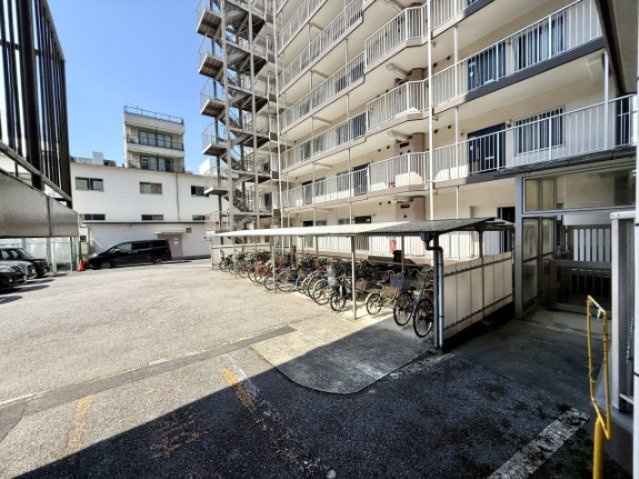 駐輪場があると自転車を自由に出し入れ出来るので便利。