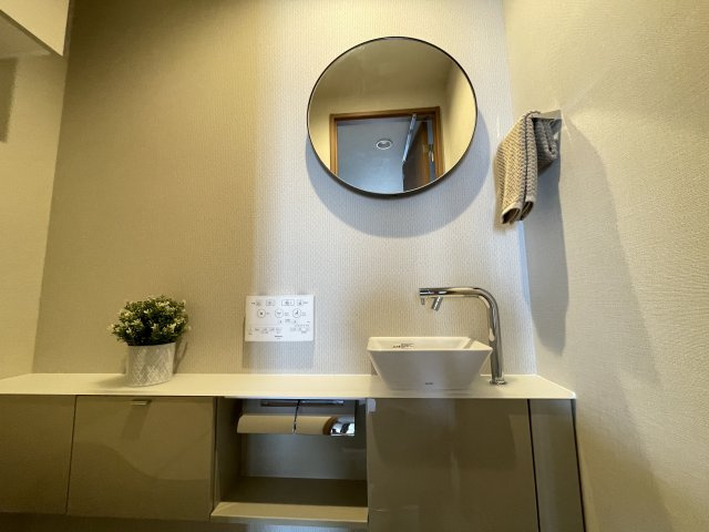 トイレ内にもおしゃれな洗面台がございます☆