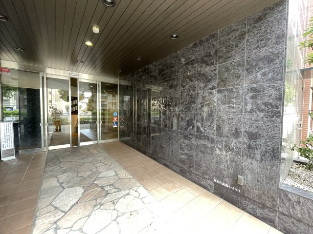 マンションの顔でもある、高級感漂うエントランス。　