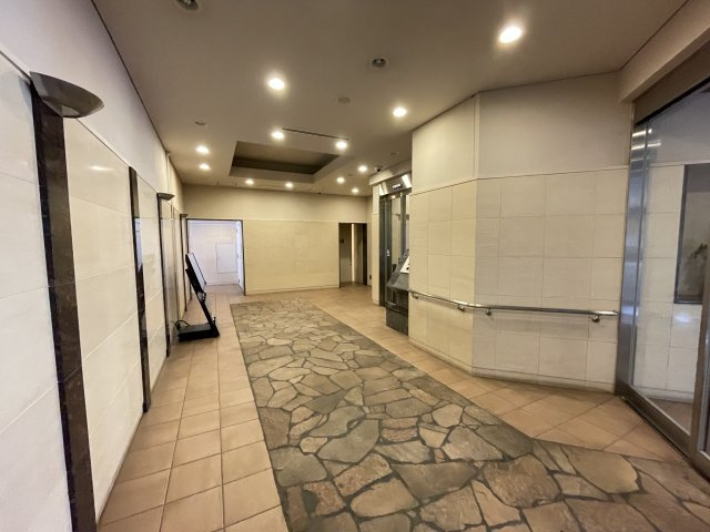 明るく広々としたエントランスが迎えてくれます。　