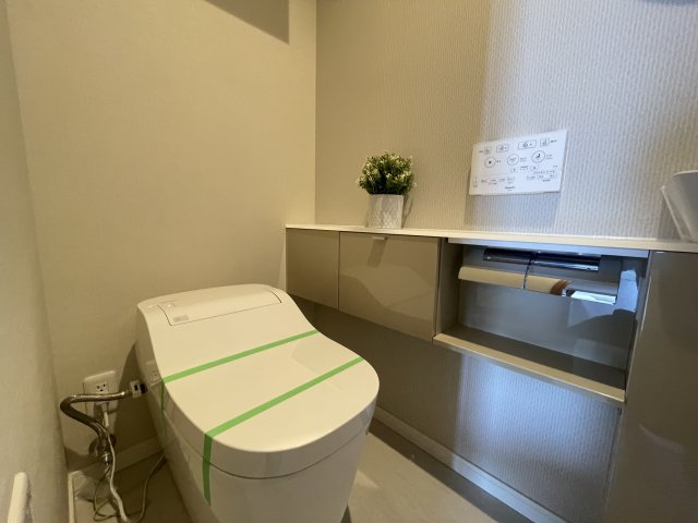 温水洗浄便座付きの清潔感あるトイレは、落ち着いた空間に。　