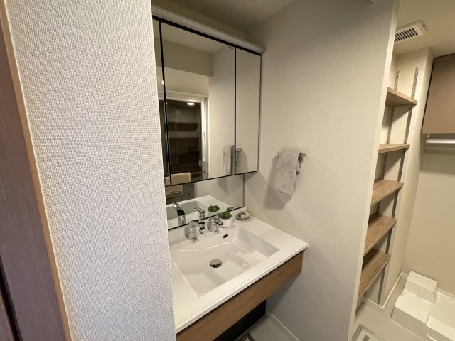 三面鏡付きの洗面台で朝の身支度もバッチリです。　