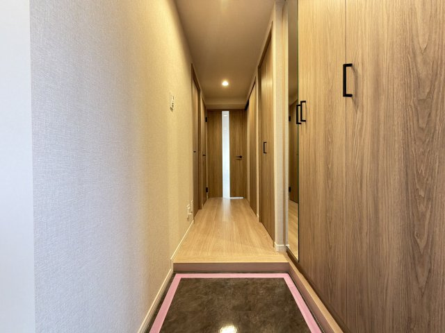 【リノベーション仕様】玄関入るとお洒落で綺麗なナチュラルの色彩です。