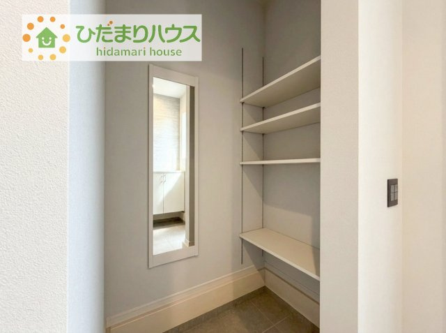 シューズクロークは、レインコートやベビーカー、ゴルフバッグなど大きな荷物を置けるので、　いつでも玄関を綺麗に保てます(*^-^*)