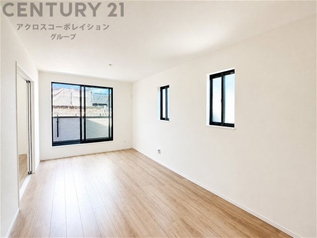 大きな窓から心地よい陽光が差し込む、明るく開放感のある洋室。シンプルな内装で家具のレイアウトもしやすく、主寝室や子ども部屋、書斎など多彩な使い方が叶います。
