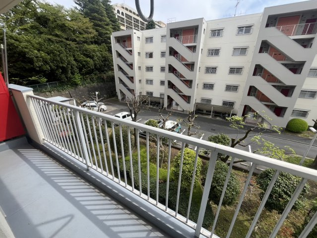 開放的で明るい空間を演出してくれるバルコニーです。