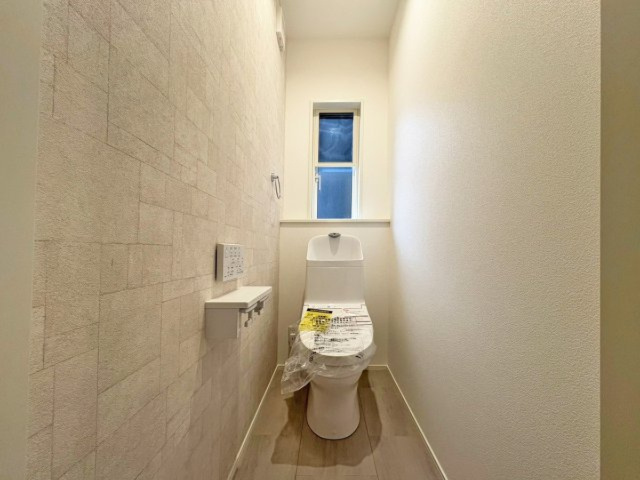 白を基調にした、窓がある明るく清潔なトイレです！　※施工例