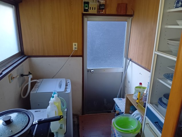 勝手口があります。災害などで万が一玄関が使えなくても安心ですね。