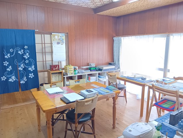大きな窓で明るいお部屋です。4DKなのでお部屋の数が多いです。