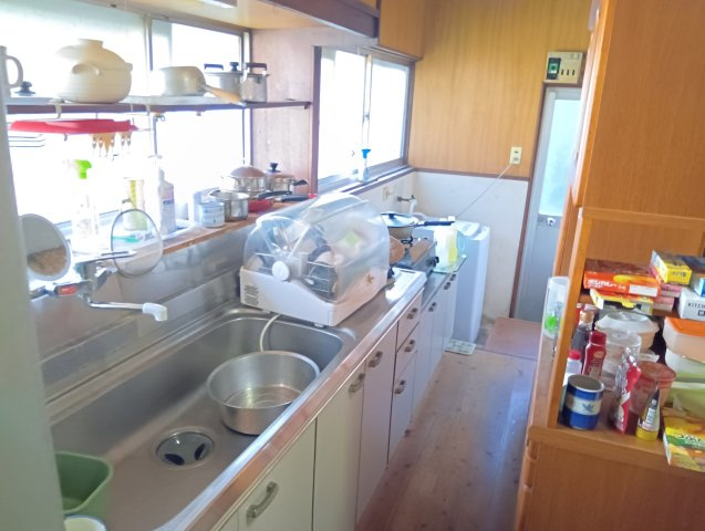 前面に窓があります。明るいキッチンで作業が出来そうですね。