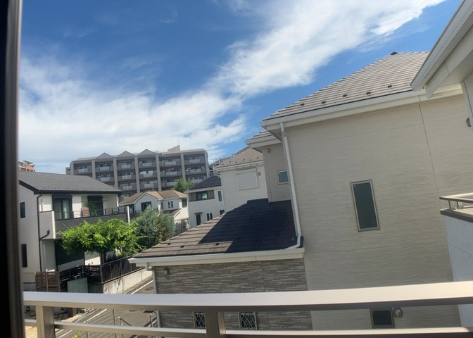 高台および閑静な住宅街に位置しており、バルコニーや窓からは開放感ある眺望が広がります。前面に高い建物が迫っていないため、優れた日当たりと風通しが確保されており、毎日の暮らしに癒やしを与えます。