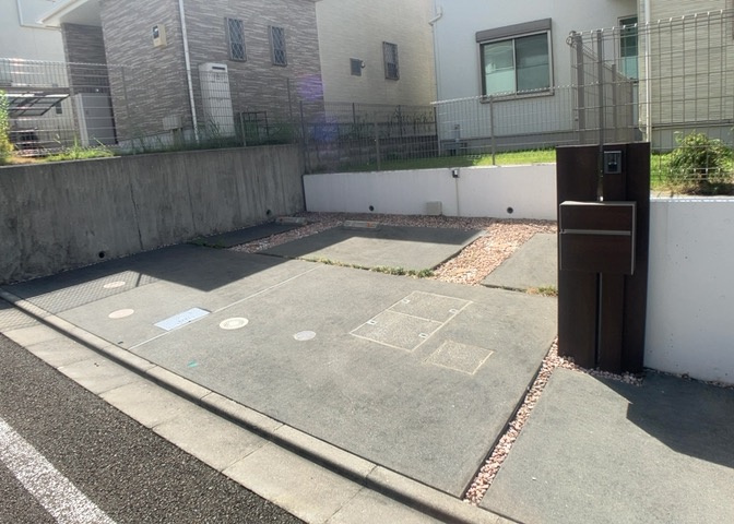 敷地内にはお車を2台並列で駐車できるカースペースを用意しております。ハイルーフ車の駐車も可能な平面駐車場となっており、出し入れもしやすく便利。ご夫婦でそれぞれお車をお持ちのご家庭にもお勧めです。