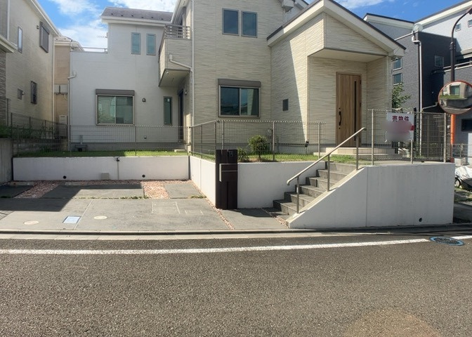 北側前面道路は幅員約6.0mと十分な広さがあり、お車のすれ違いや庫入れもスムーズに行えます。周囲の整備された歩道や交通量の少なさも魅力で、小さなお子様がいるご家庭も安心して暮らせる環境です。
