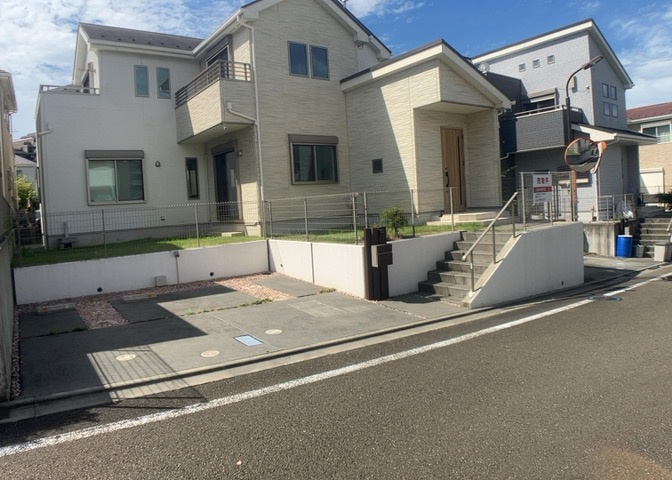 周辺は第一種中高層住居専用地域に指定された落ち着いた街並みです。東谷公園まで約224m（徒歩3分）と緑豊かな環境が身近に整っております。歩道も整備されており日々の散歩や通学にも安全なロケーション。