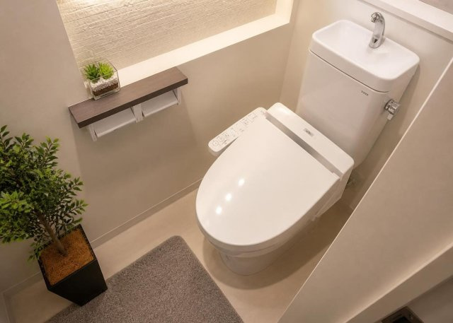 清潔感あふれる温水洗浄便座付きのトイレは、快適な日常をサポートします。本物件は1階と2階の合計2箇所にトイレが設置されているため、慌ただしい朝の時間帯や来客時にもスムーズに使用できて重宝します。