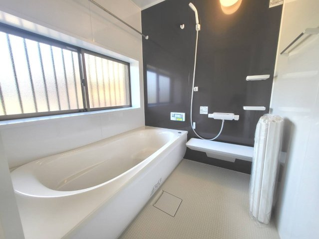 ゆったりとした浴槽を備えた浴室です。窓付きのため自然換気ができ、湿気対策にも効果的。落ち着いたアクセントパネルが上質な空間を演出し、一日の疲れをゆっくり癒せます。快適なバスタイムをサポートします。