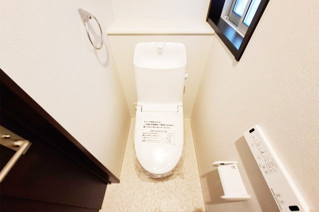 トイレ：カウンターと窓付きのトイレです。