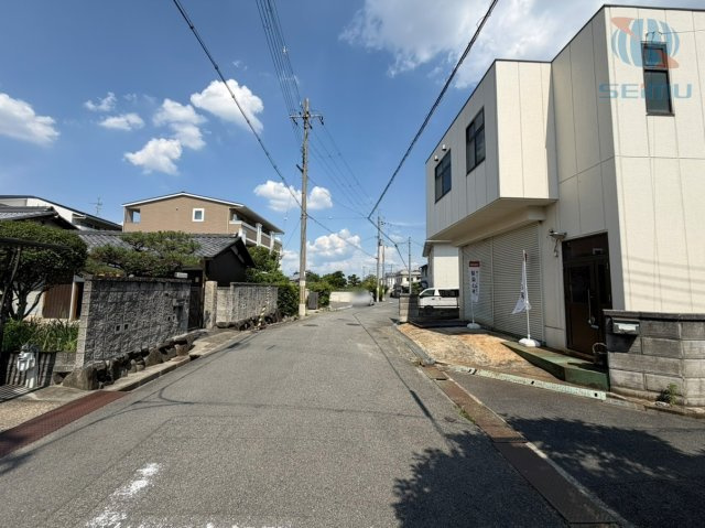 【前面道路含む現地写真】　■前面道路幅員：北側　約5.67～5.71m　車の駐車・すれ違いも比較的スムーズ◎